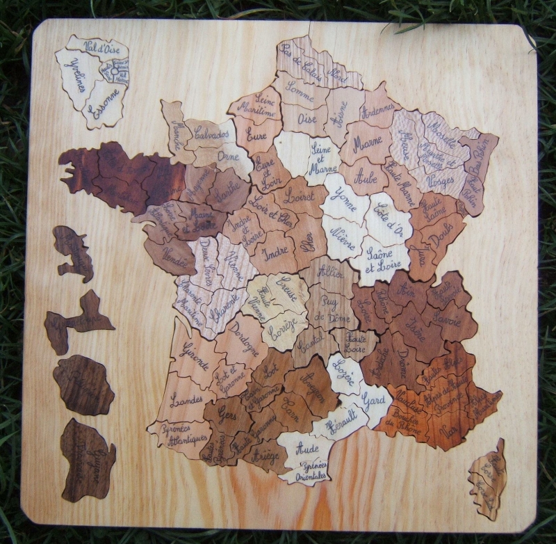 Puzzle bois écologique : France par département en bois massif. Atelier de bois chantourné.