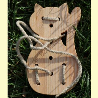 Chat à lacer en bois naturel par Atelier de bois chantourné
