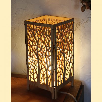 Lampe arbre créée par Atelier de bois chantourné