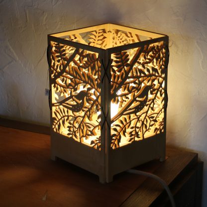 Lampe oiseau créée par Atelier de bois chantourné