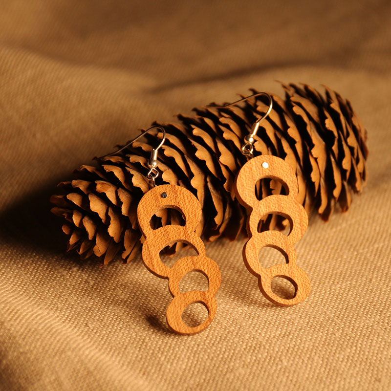Boucles d'oreilles baies fabriqué en Auvergne à l'Atelier de bois chantourné