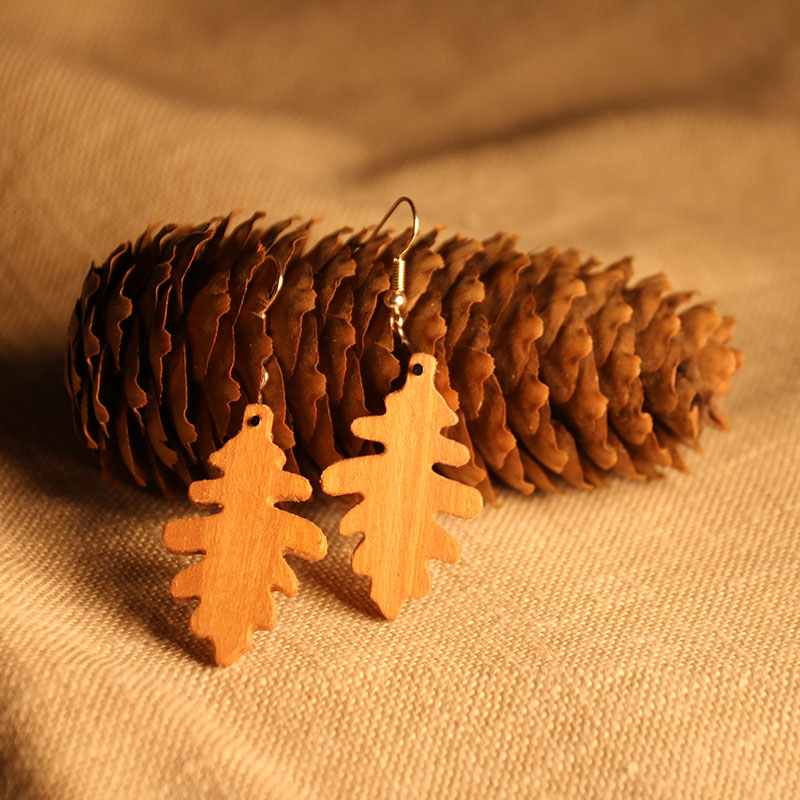 Boucles d'oreilles chêne fabriqué en Auvergne à l'Atelier de bois chantourné
