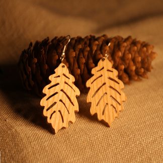 Boucles d'oreilles chêne sessile fabriqué en Auvergne à l'Atelier de bois chantourné