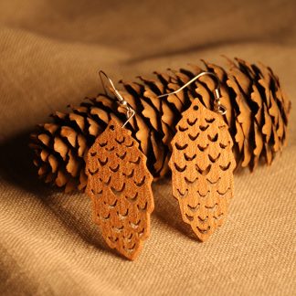 Boucles d'oreilles épicéa fabriquées par l'Atelier de bois chantourné en Auvergne