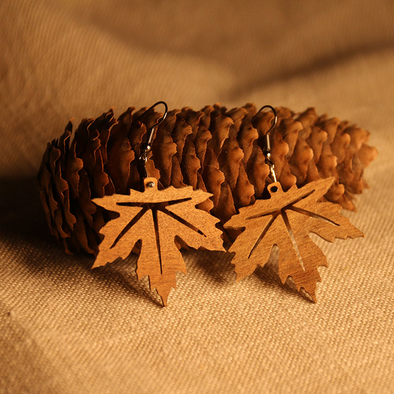Boucles d'oreilles érable fabriqué en Auvergne à l'Atelier de bois chantourné