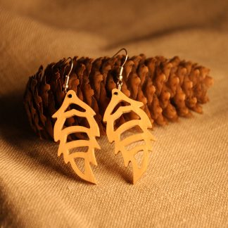 Boucles d'oreilles Mélèze fabriquées par l'Atelier de bois chantourné en Auvergne