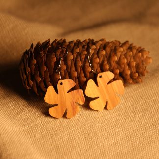 Boucles d'oreilles pervenche fabriqué en Auvergne à l'Atelier de bois chantourné