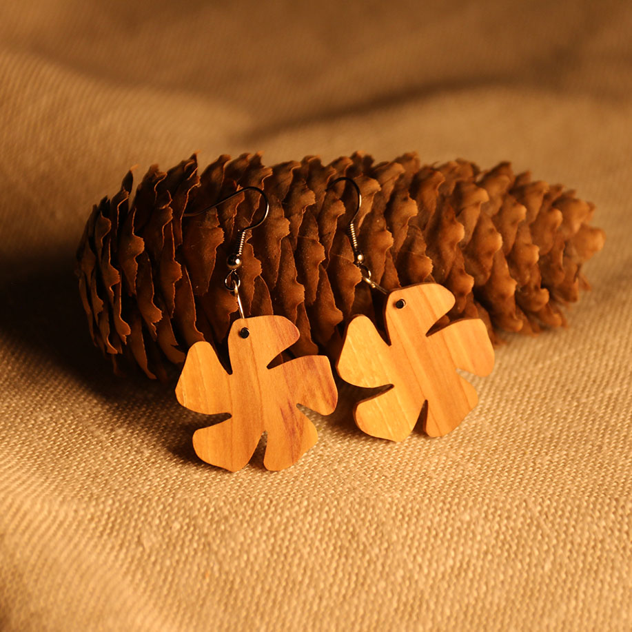 Boucles d'oreilles pervenche fabriqué en Auvergne à l'Atelier de bois chantourné
