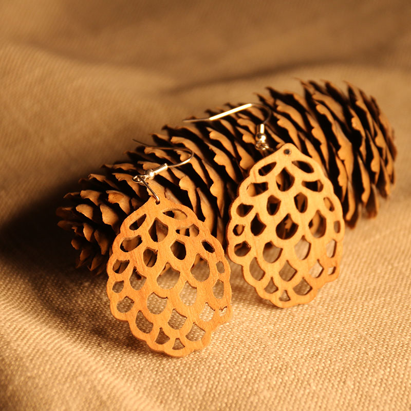 Boucles d'oreilles pin, bois local, fabrication en Auvergne à l'Atelier de bois chantourné