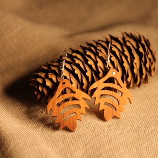 Boucles d'oreilles sapin fabriquées par l'Atelier de bois chantourné en Auvergne